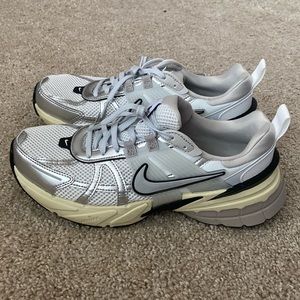 Nike V2K Run - Metallic Silver / White